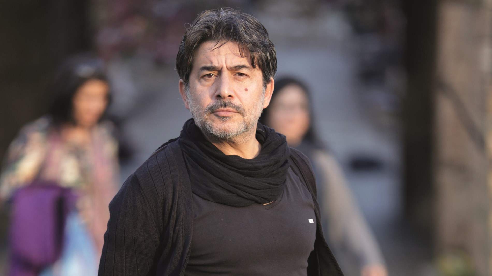 عابد فهد يشيد بأداء طارق تميم وساشا دحدوح في "النار بالنار" وهي ترد: الله يستر