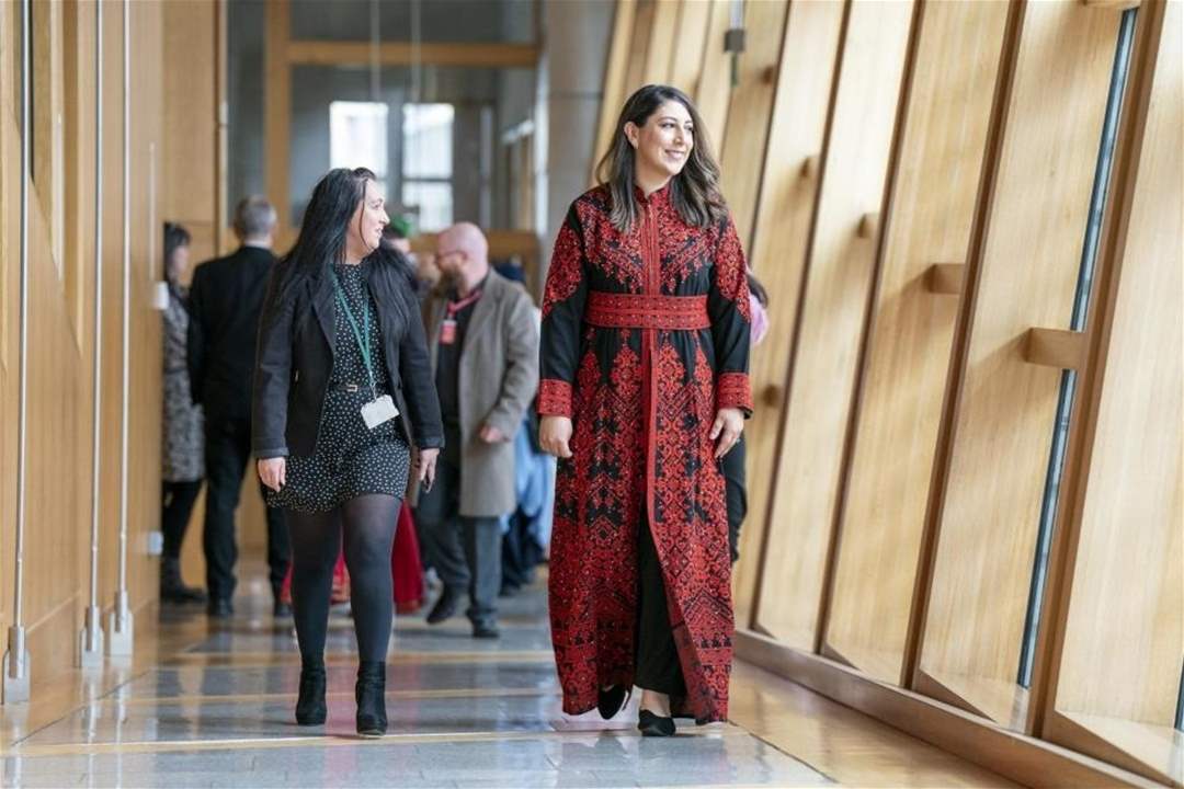 زوجة رئيس حكومة إسكتلندا الجديد حمزة يوسف ترتدي الثوب الفلسطيني .. من هي نادية النقلة ؟!