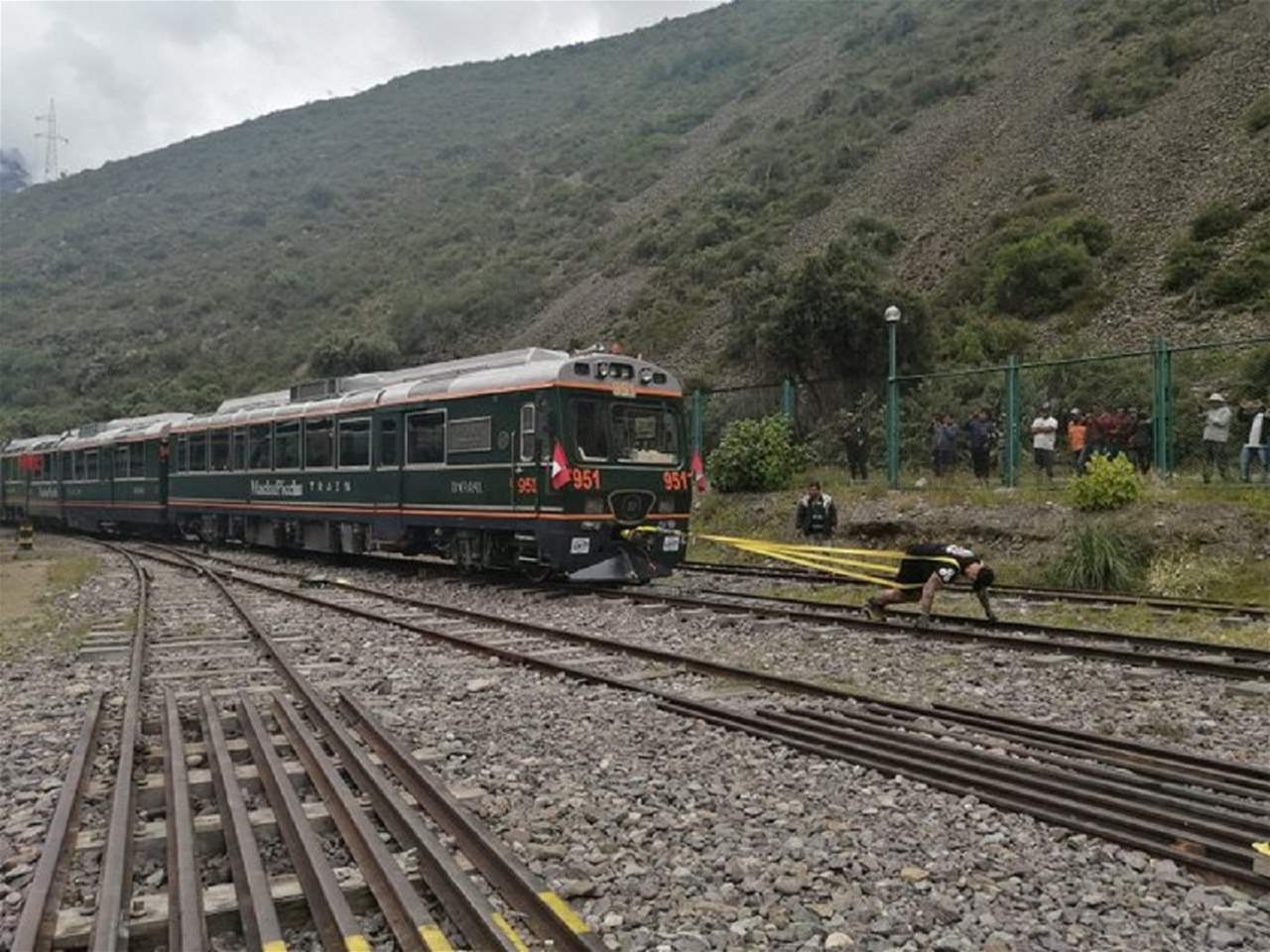 صور - سحب قطاراً وزنه 80 طُنـّاً لمسافة تزيد على 10 أمتار !!