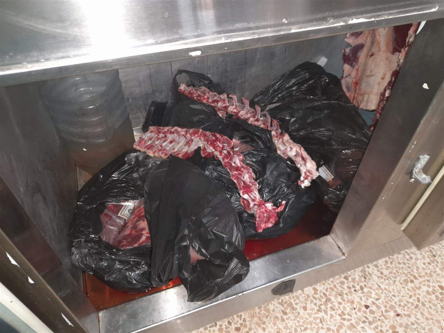 مراسل "الجديد": اقفال سوبرماركت بالشمع الاحمر ومحضر ضبط بحق إحدى الملاحم جنوباً    