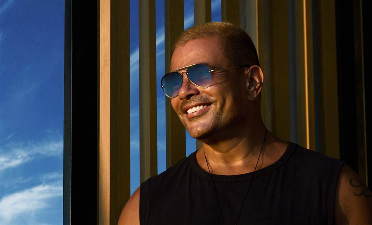 عمرو دياب يعزي دينا الشربيني بوفاة والدها والجمهور : ارجع وخدها فى حضنك