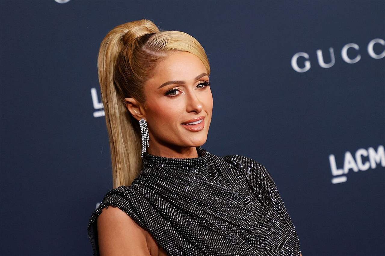 باريس هيلتون تنشر صورا لأول مرة مع مولودها الجديد: كل قلبي