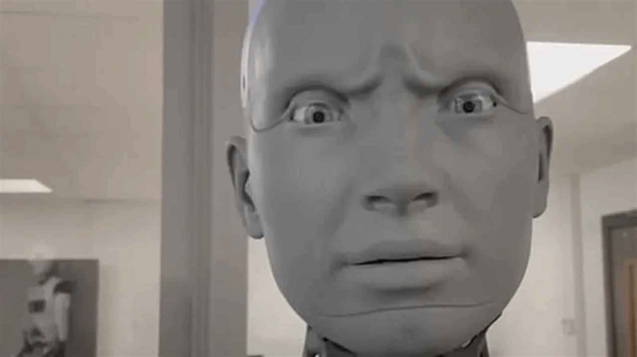 بالفيديو ـ تعابير وجه لا تصدق وإجابات مرعبة من الروبوت الأكثر تقدماً في العالم !