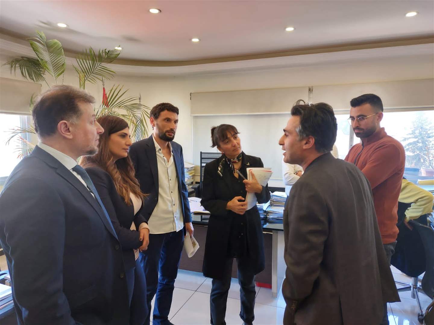 وفد من الناشطين يلتقي وزير الأشغال: أعمال غير مرخصة على الشاطئ البتروني