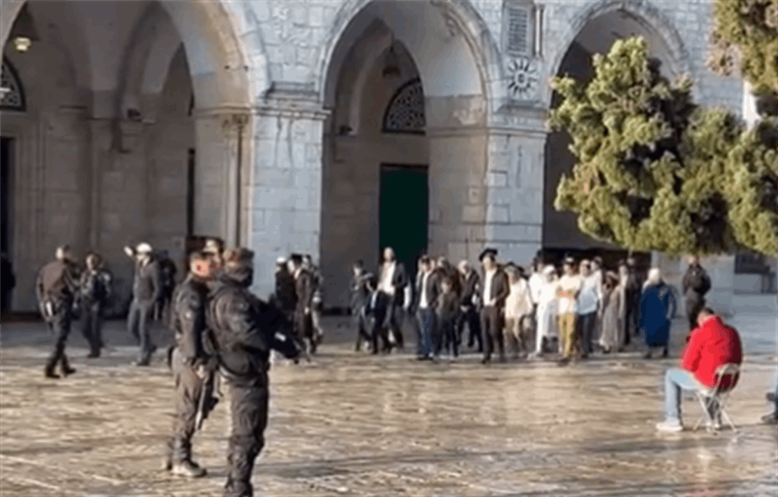  المستوطنون يقتحمون المسجد الأقصى وغارات لطائرات الاحتلال على غزة