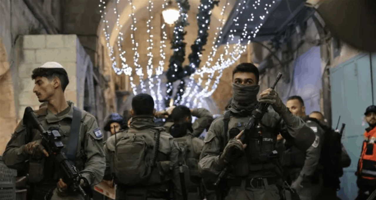  بالفيديو ـ شرطة الاحتلال تعتدي على المصلين عند أحد أبواب المسجد الأقصى