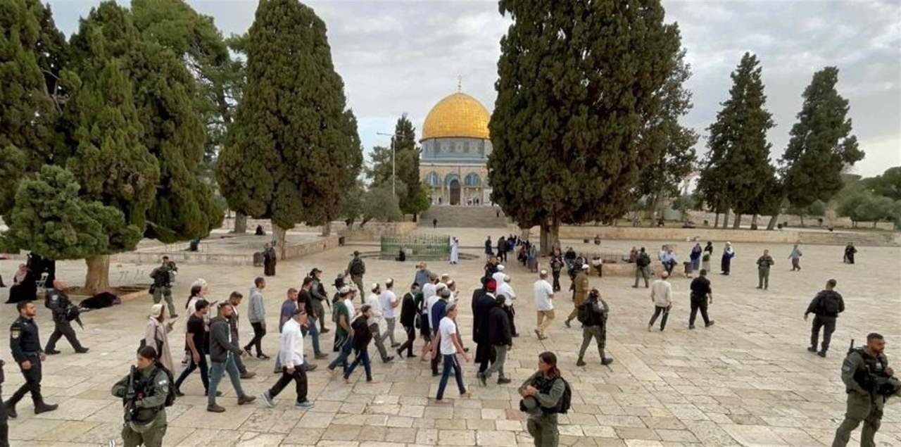  بالفيديو ـ مئات المستوطنين يقتحمون المسجد الأقصى وشرطة الاحتلال تشدد إجراءاتها الأمنية على أبوابه