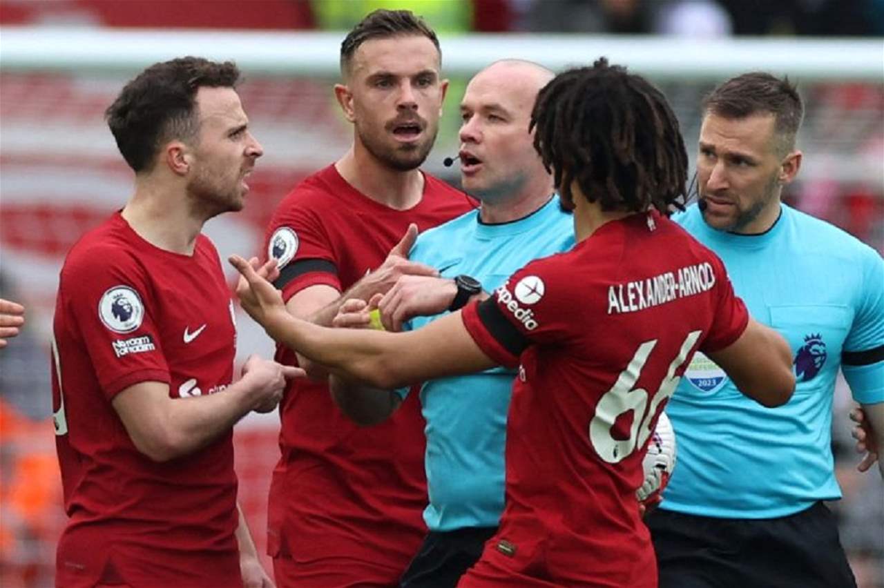 فيديو - الحكم يضرب نجم ليفربول المذهول والتحقيق يُفتح