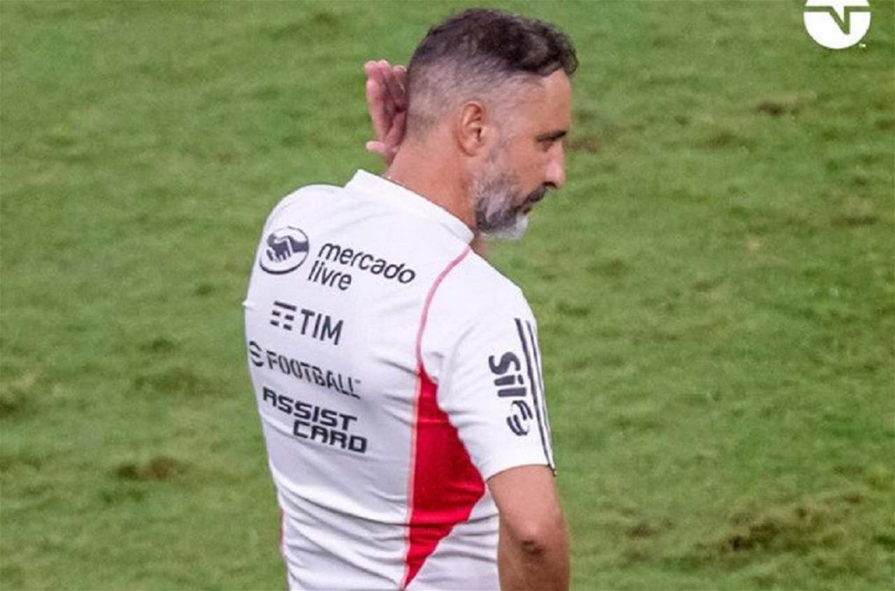 فيديو - ملعبٌ منقسم .. جمهور يهتف لرحيل المدرب وآخر لبقائه