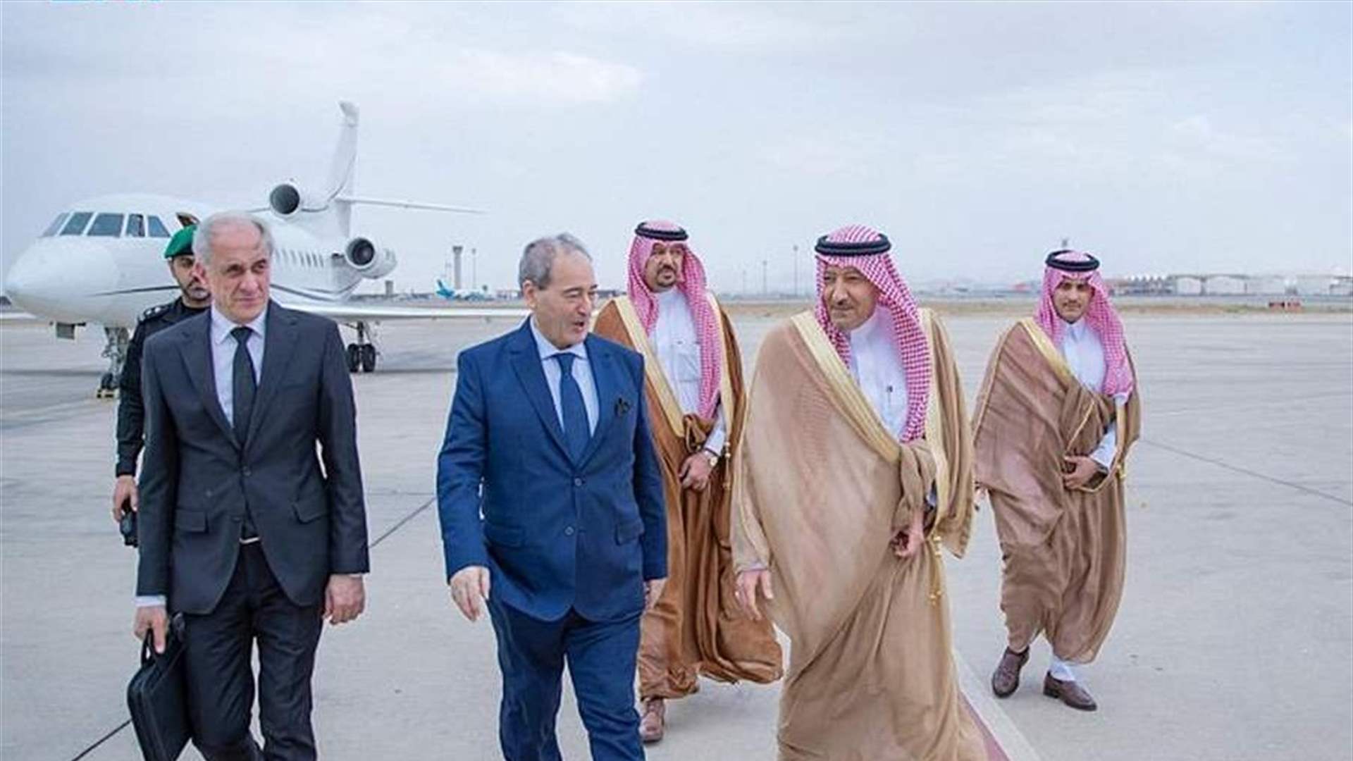 "للوصول إلى حلّ سياسي".. وزير الخارجية السوري يصل إلى السعودية