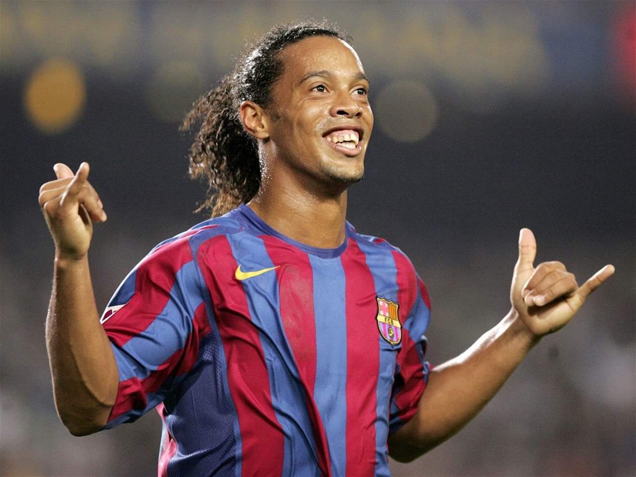رونالدينيو يسبق كرويف وستويشكوف في أفضل صفقات برشلونة