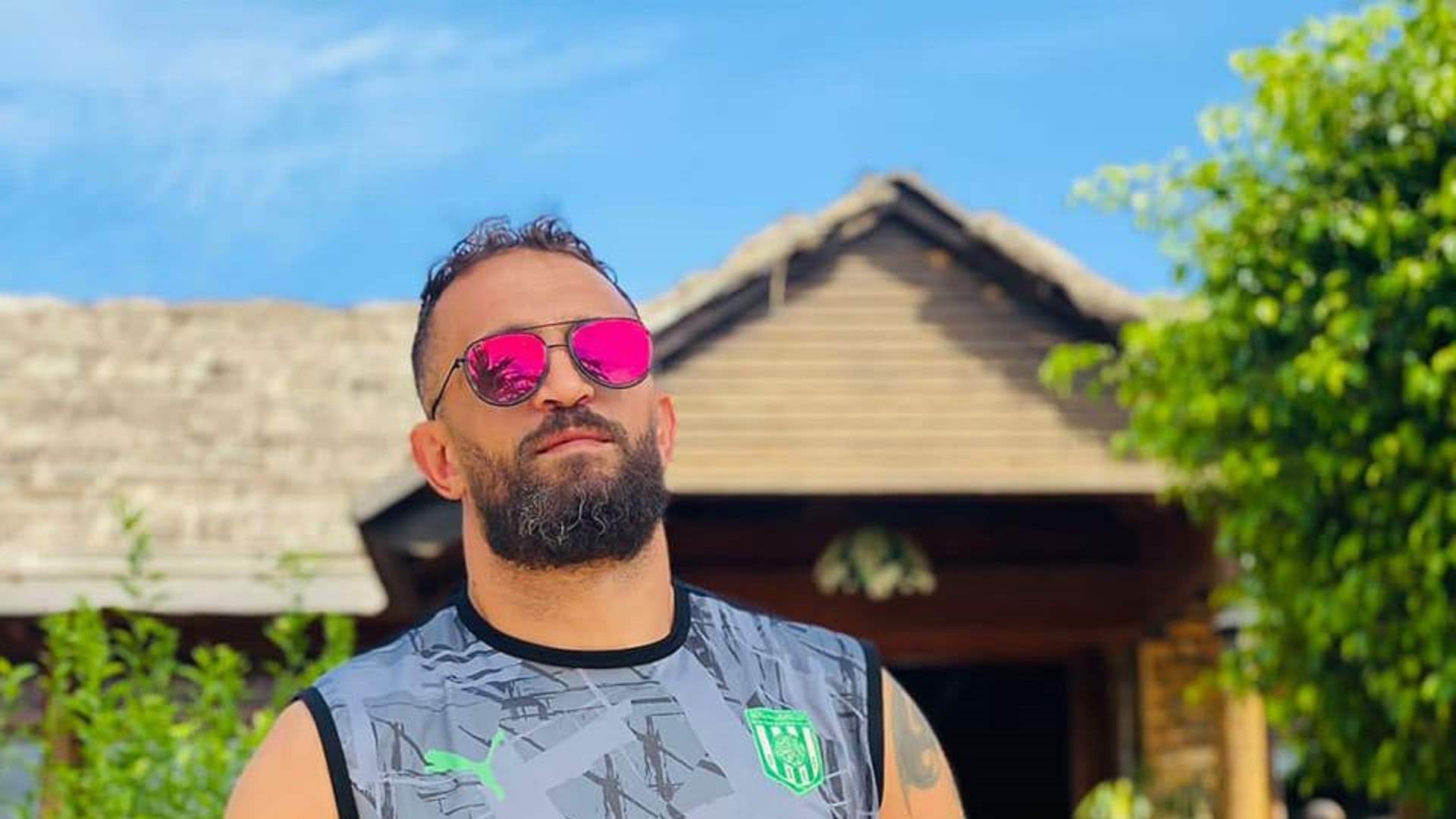 "بعد إضرامه النار في نفسه".. وفاة لاعب الكرة التونسي نزار عيساوي