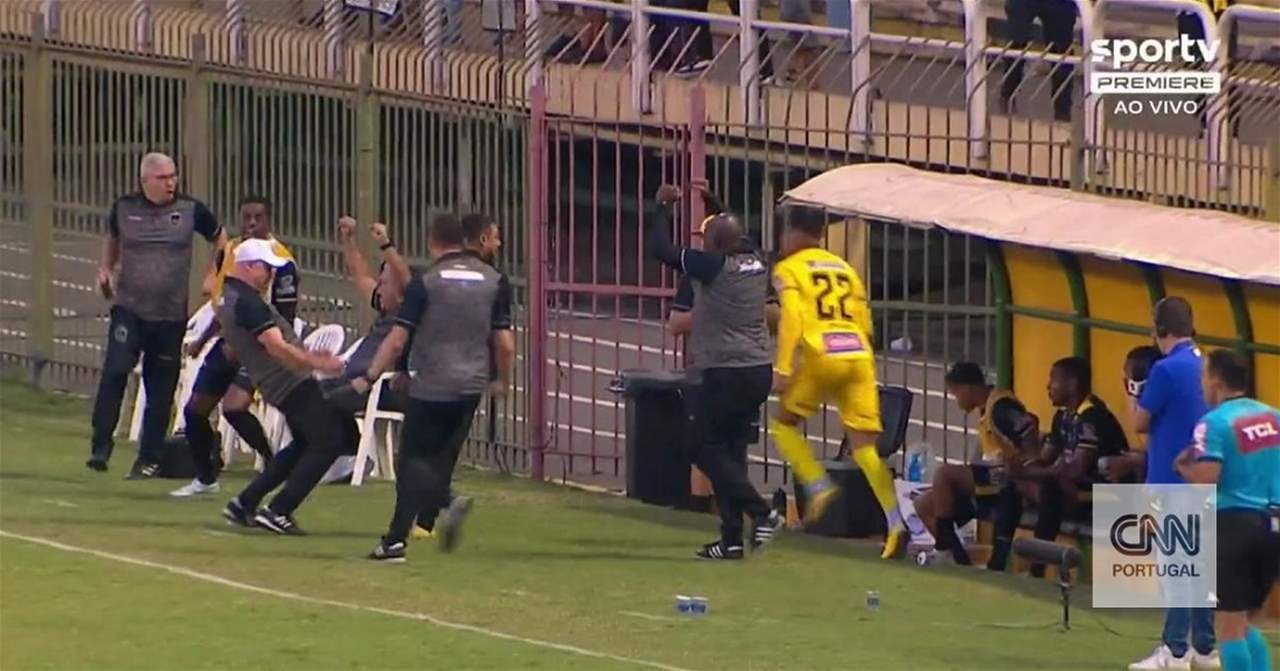 فيديو - المُدرّب ينتقم من لاعبه بإيماءات جنسية فاحشة !!