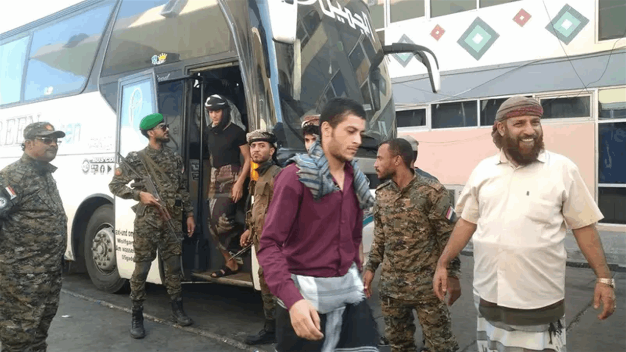 إنطلاق عملية تبادل الأسرى في اليمن.. أول طائرة تصل عدن وتقل وزير الدفاع الأسبق