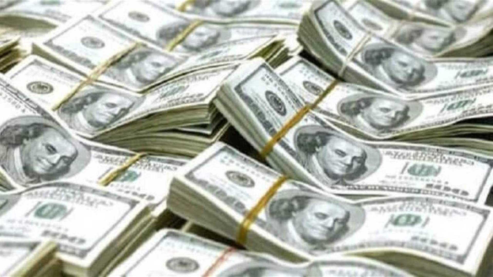 ألقى أكواما من النقود من نافذة سيارته... رجل يفلس عائلته لسبب غريب!