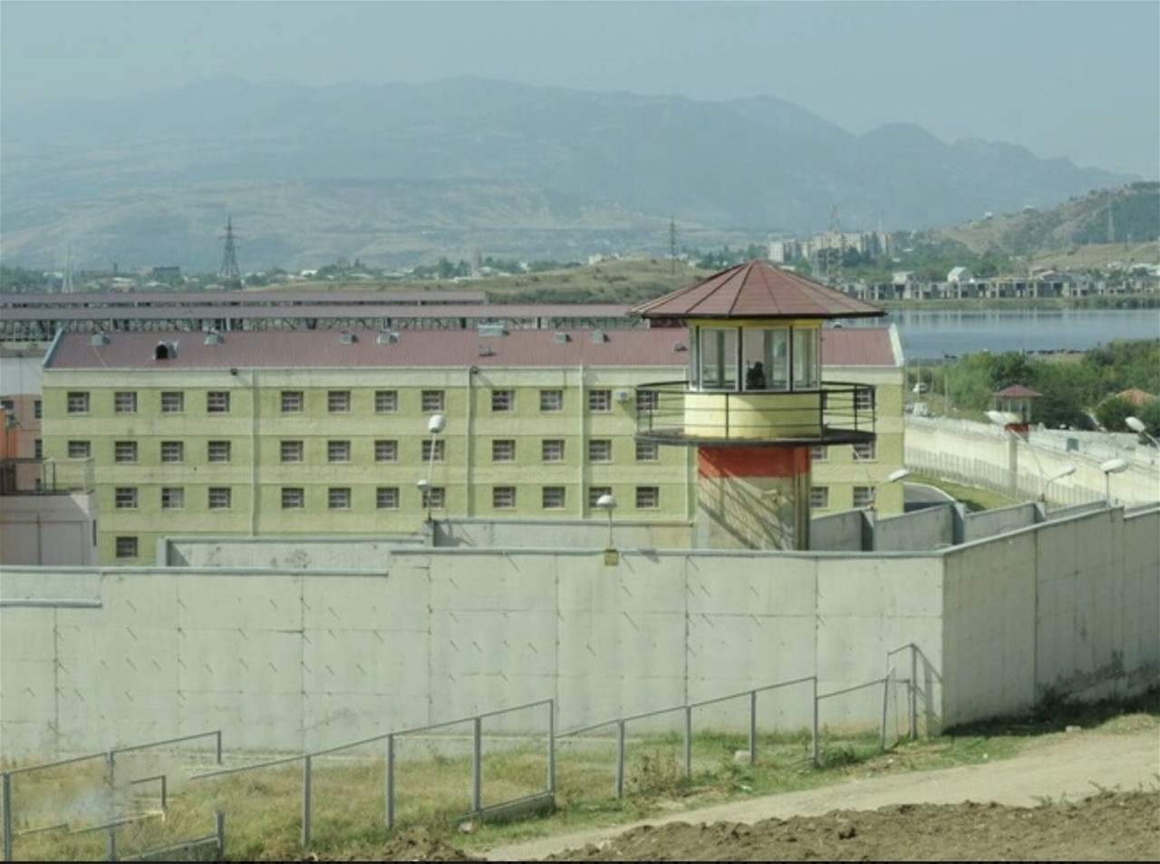 وفاة مفجعة لسجين في جورجيا... "أكلته الحشرات وبق الفراش"!