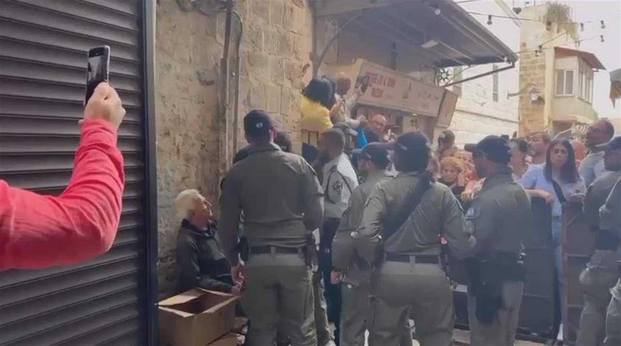 بالفيديو - إسرائيل تمنع المسيحيين والسياح من الوصول الى كنيسة القيامة