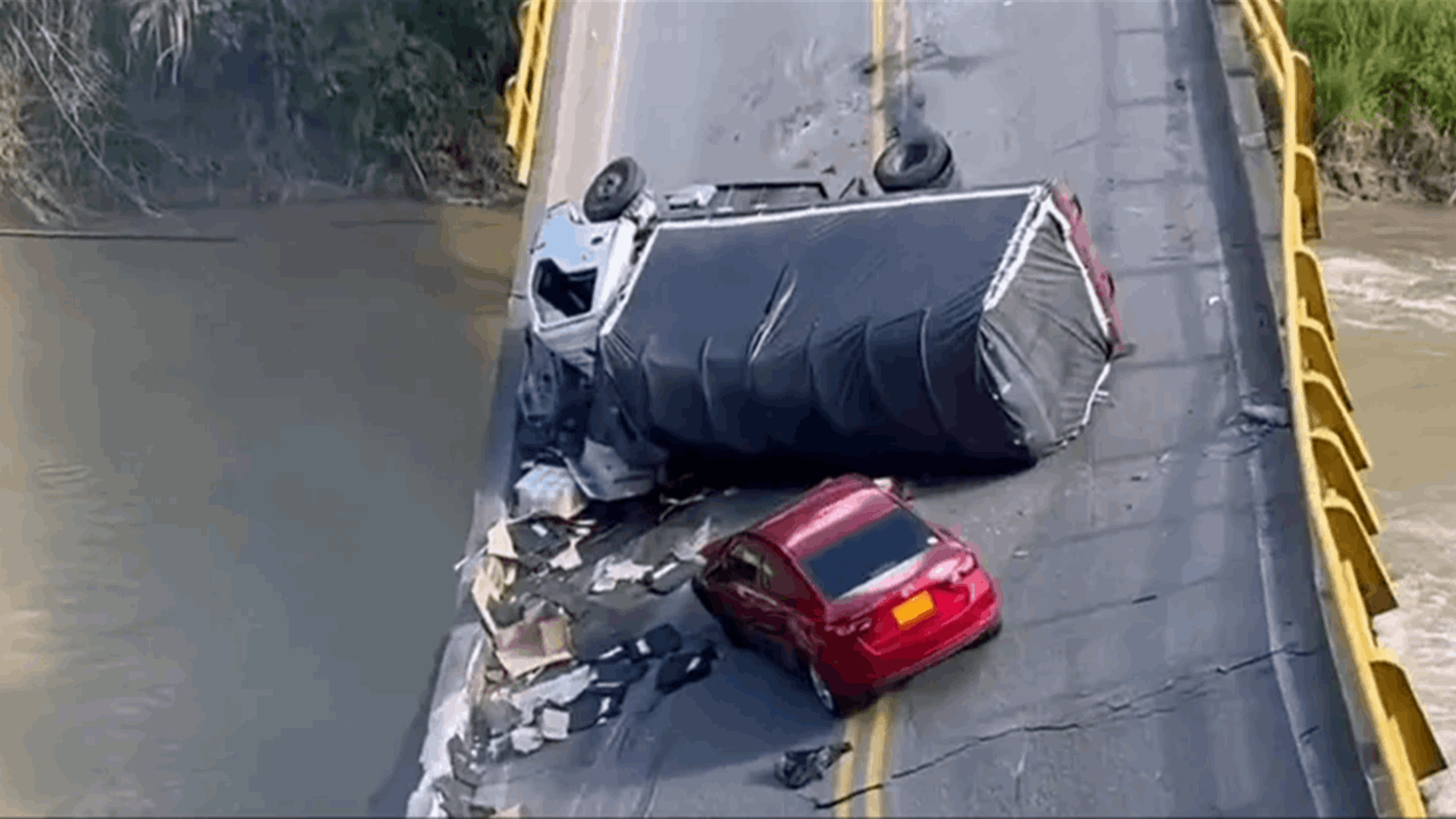 بالفيديو-  انهيار جسر في كولومبيا ومقتل شخصين 