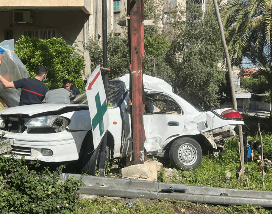 بالصور- قتيلان وجريح جراء اصطدام سيارة بعمود للكهرباء على اوتوستراد جونية