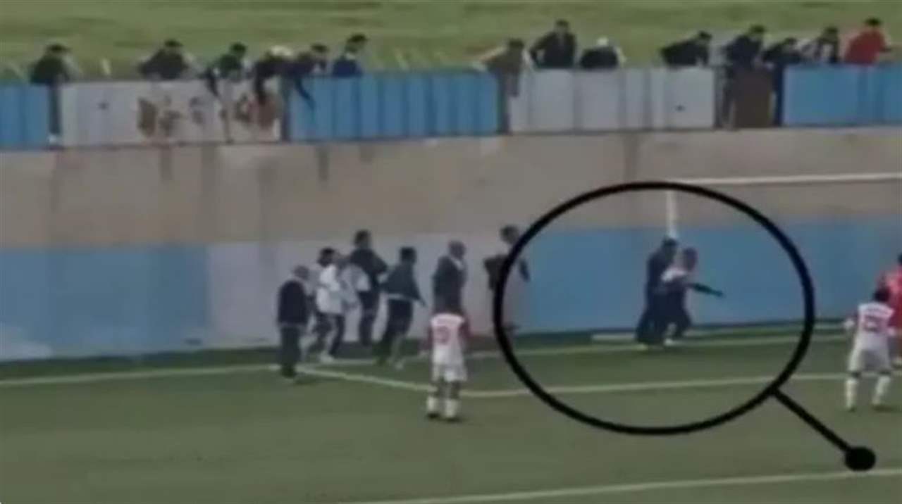 بالفيديو - مشجع يسجل هدفاً خلال مباراة كرة قدم والحكم يحتسبه!