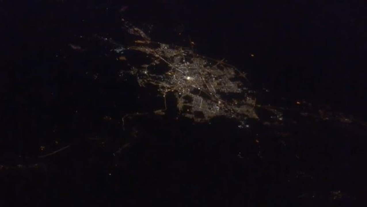 بالفيديو- سلطان النيادي يصور من الفضاء المسجد الحرام والمدينة المنورة ومدينة جدة