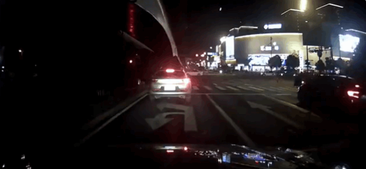 اصيب بانهيار عصبي.. صيني يقتحم مجمعاً تجارياً بسيارته ويتسبب باضرار فادحة!