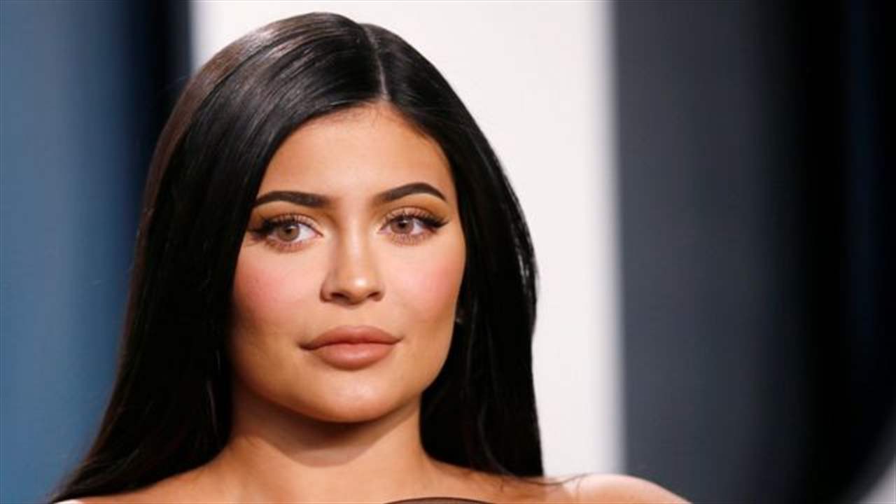 كايلي جينير تثير الجدل بشكل شفتيها في احدث اطلالة