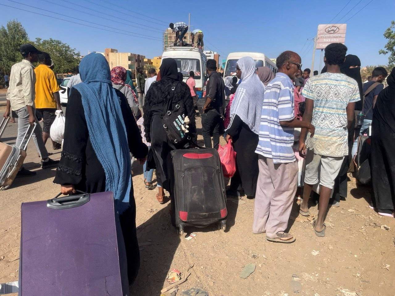 ملايين المدنيين محاصرون في السودان وتوقف شبكات الانترنت
