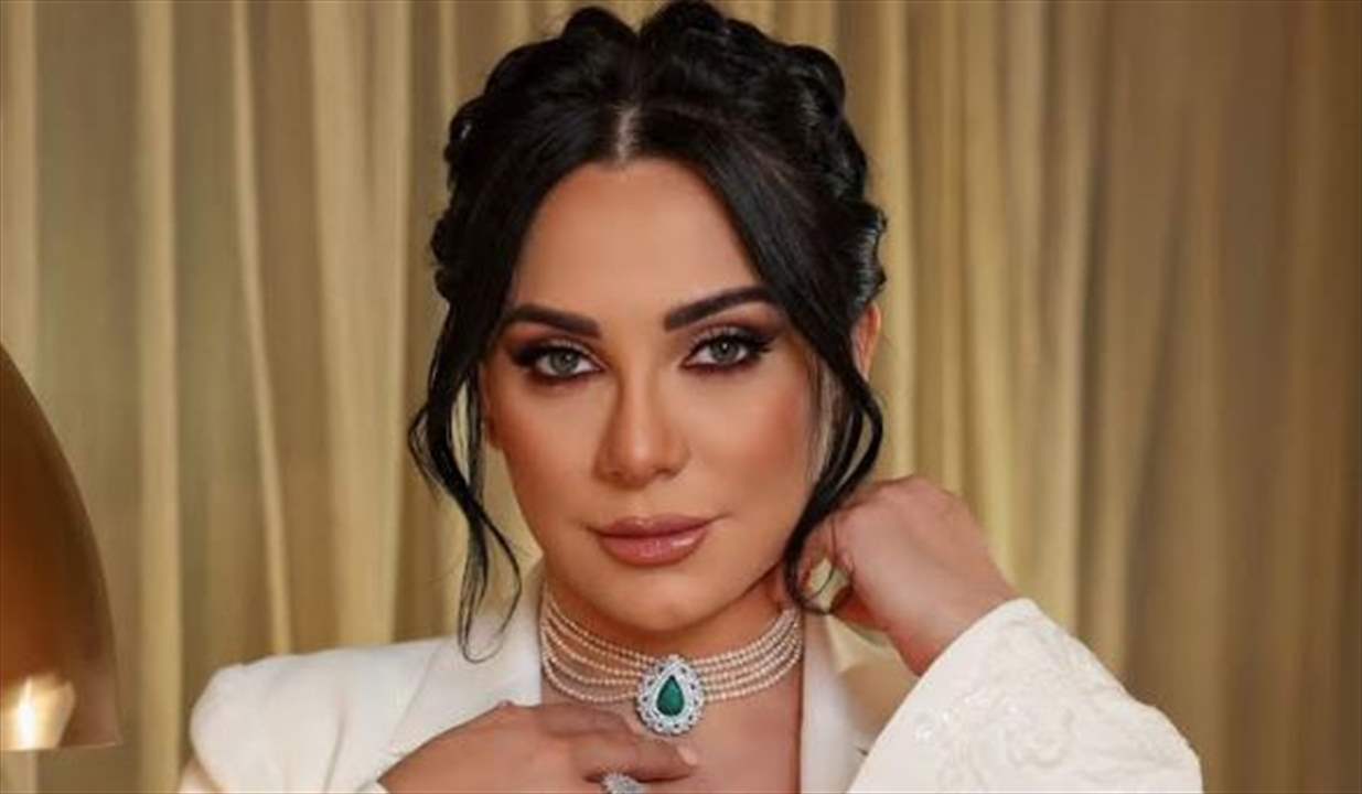 سلاف فواخرجي باطلالة راقية من توقيع داليدا عياش