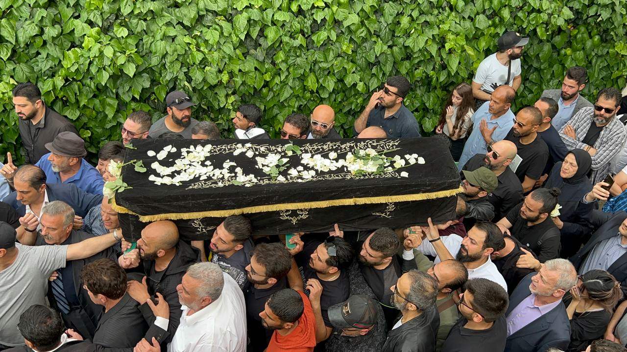 بدء مراسم تشييع محمد قنوع وتوافد عائلته وعدد من الفنانين الى مستشفى دار الشفاء للمشاركة