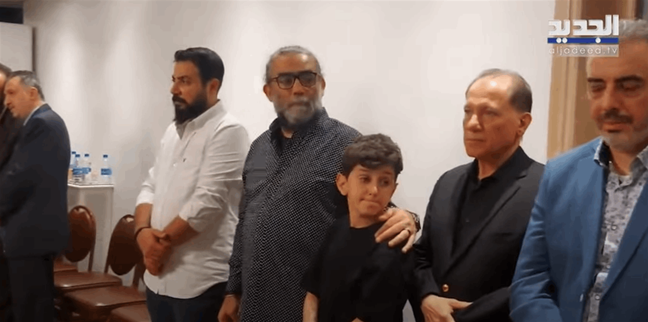 ابن محمد قنوع يبكي بحـرقة في عزاء والده  .. والفنانون يتوافدون للوقوف الى جانبه