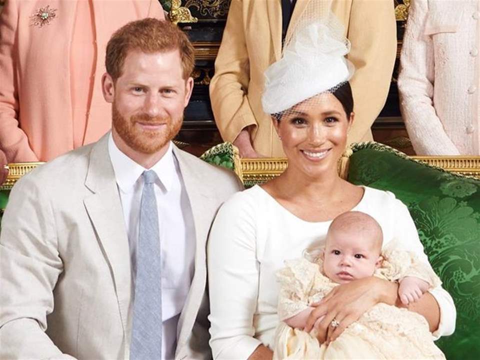 بالفيديو - الامير هاري و ميغان ماركل يتعرضان لموقف محرج .. فشل في تقبيلها امام الآلاف