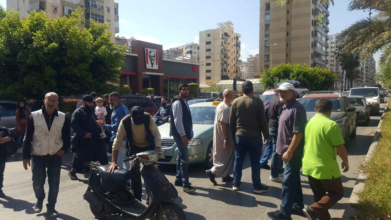 مراسل "الجديد": محتجون يقطعون اوتوستراد طرابلس - بيروت بسبب توقيف عدد من الشبان 