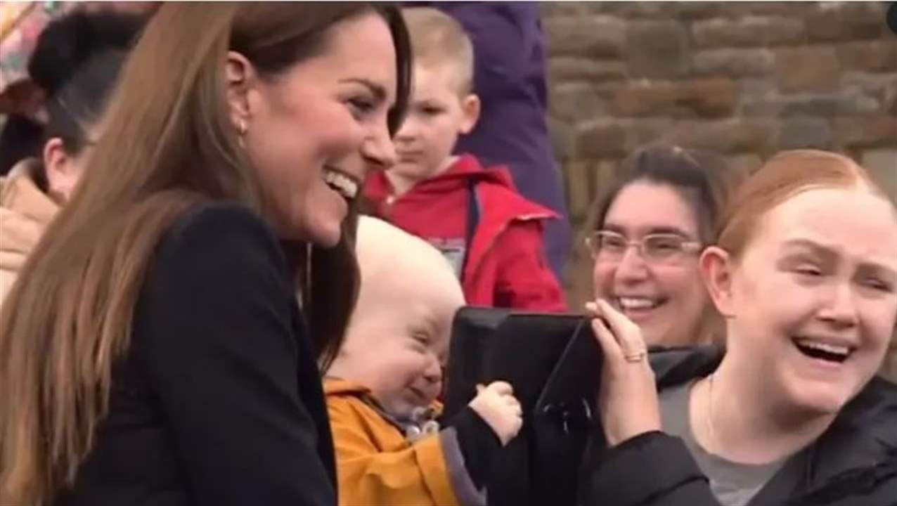 بالفيديو - رضيع "يخطف" حقيبة الأميرة البريطانية كيت 