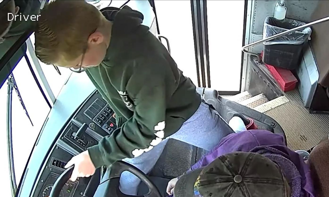 فيديو.. "البطل الصغير" ينفذ حافلة مليئة بالتلاميذ