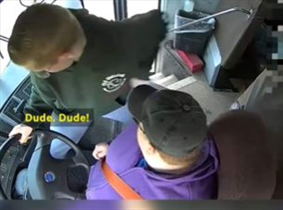 بالفيديو - "البطل الصغير".. ابن الـ 13 عاماً أنقذ حافلة مدرسية