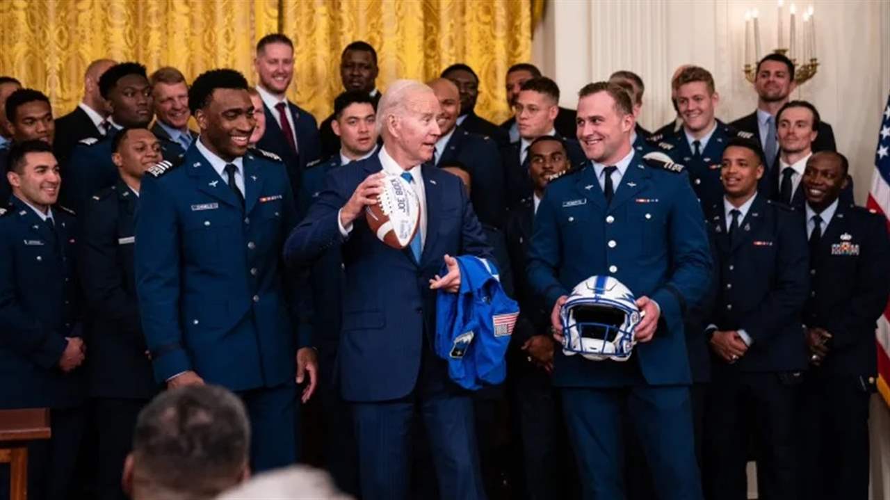 بالفيديو ـ مجدداً .. بايدن يثير الجدل والسخرية بتصرف غريب في البيت الأبيض !