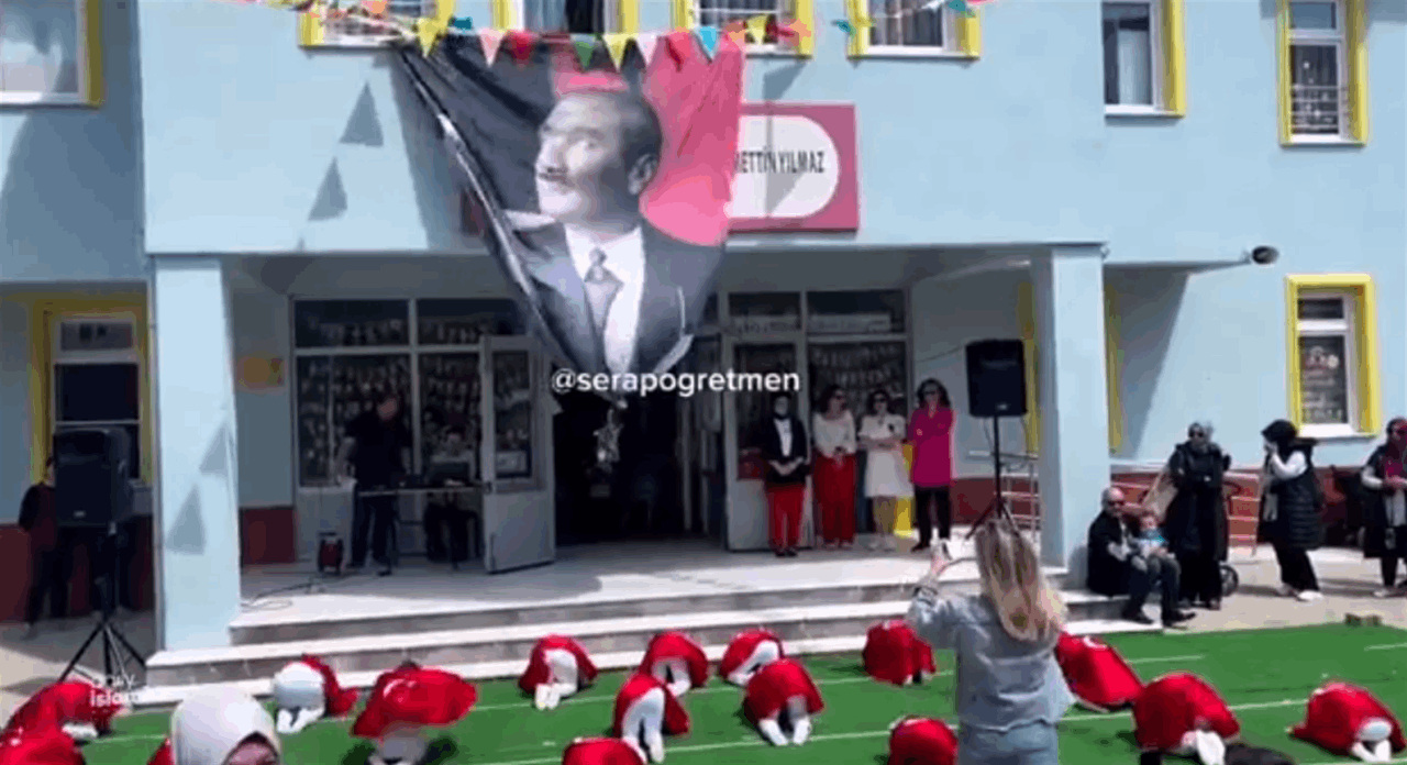   مقطع فيديو لأطفال يسجدون أمام صورة أتاتورك يثير موجة غضب في تركيا !