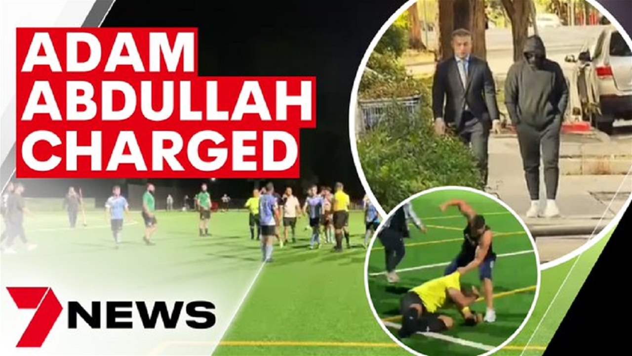 فيديو - لاعب موقوف يقفز إلى الملعب ويُحطّم فكّ الحكم
