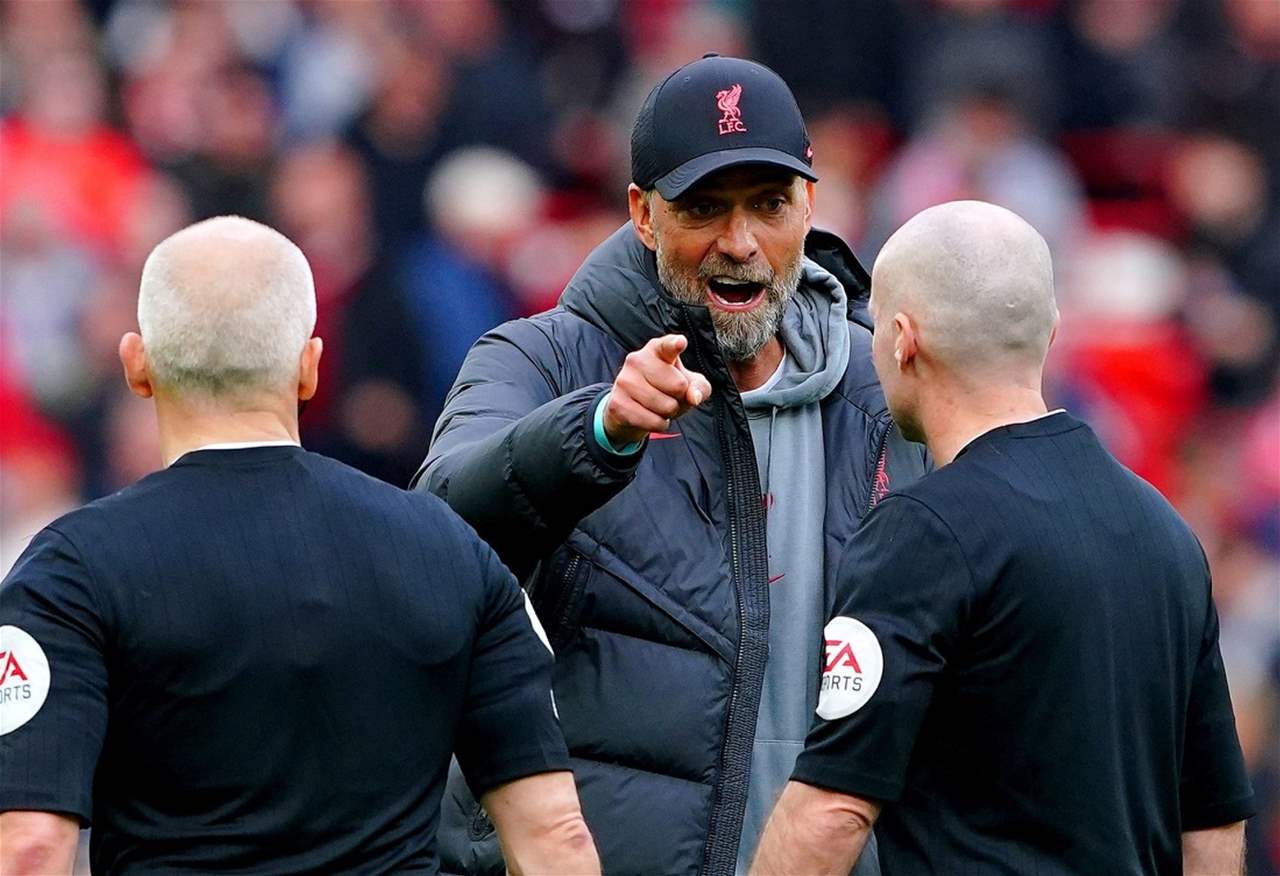 احتدام النقاش بين كلوب والحكام .. خارج الميدان !!