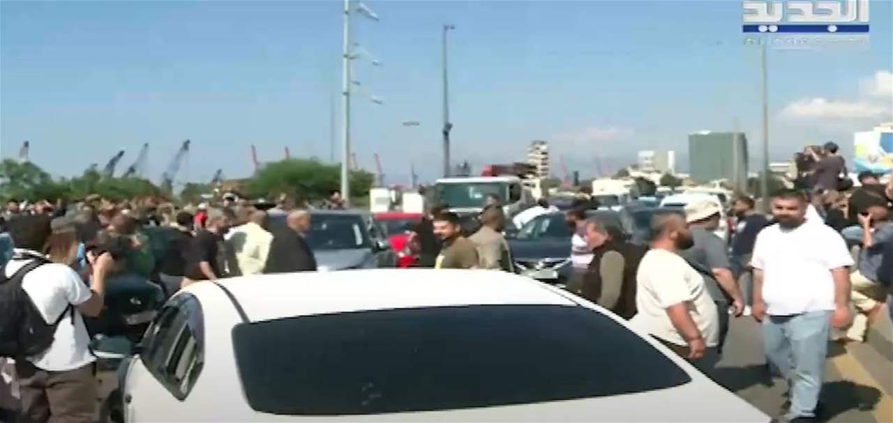 السائقون العموميون قطعوا الطريق امام تمثال المغترب وعند تقاطع مصرف لبنان