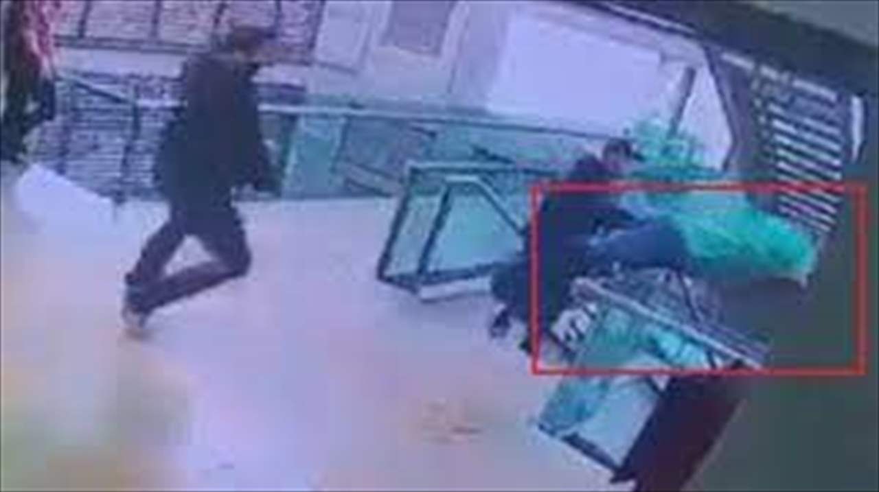 مشهد صادم.. سجين قفز من أعلى الدرج أمام حراسه ليلقى حتفه!