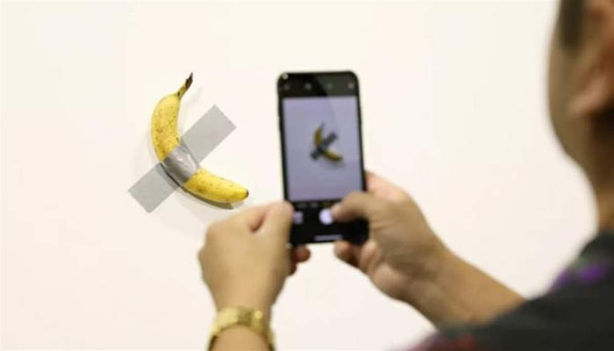 بالفيديو ـ طالب جائع يلتهم عملاً فنيًا بـ120 ألف دولار.. ويبرر فعلته !