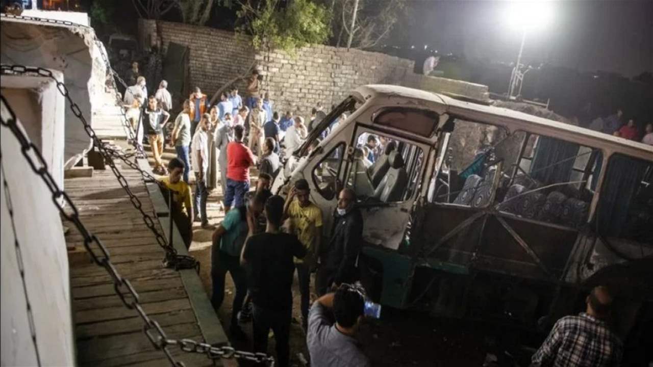 حادث سير مروّع في مصر يودي بحياة 14 شخصاً 