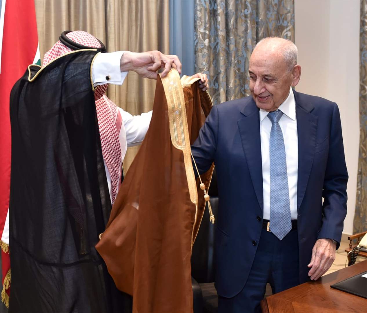 عشائر عرب خلدة في عين التينة.. وبري مرتدياً العباءة العربية: كتف الى كتف في مواجهة الفتنة