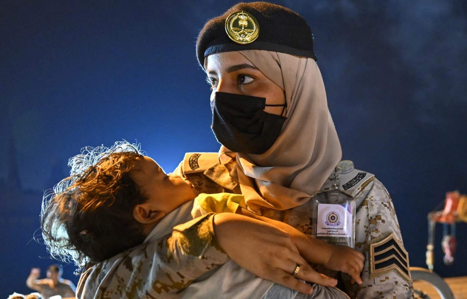 بالفيديو ـ المجندة السعودية صاحبة صورة الاجلاء الشهيرة: هذا واجبنا وتكفينا نظرة الإحساس بالأمان منهم !
