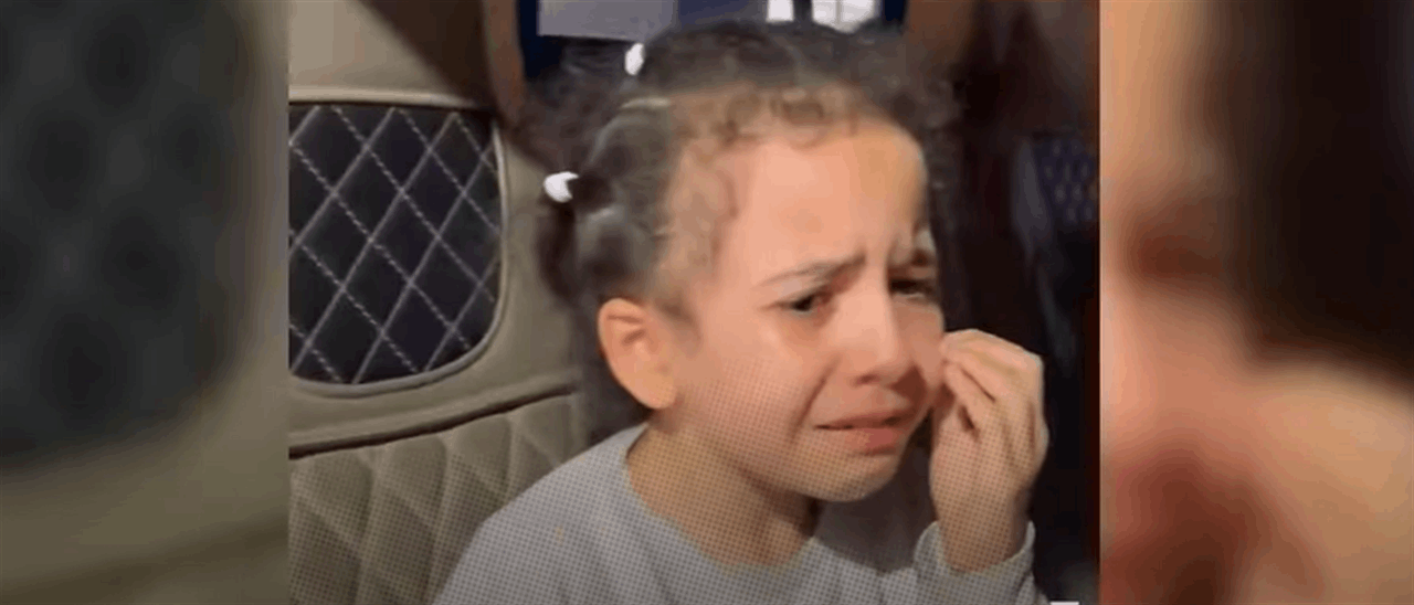 بالفيديو ـ  طفلة فلسطينية تبحث عن والدها بعد الغارات الإسرائيلية على غزة