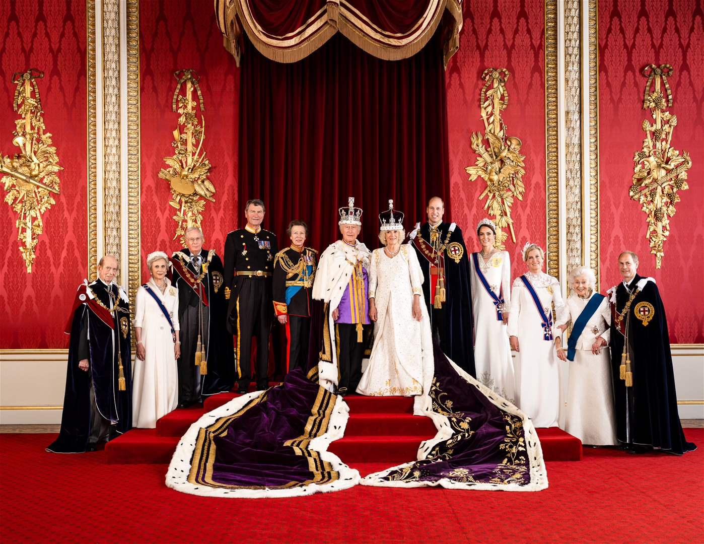     قصر باكنغهام ينشر الصورة الرسميّة الأولى للعائلة الملكيّة بعد تتويج ملك بريطانيا 