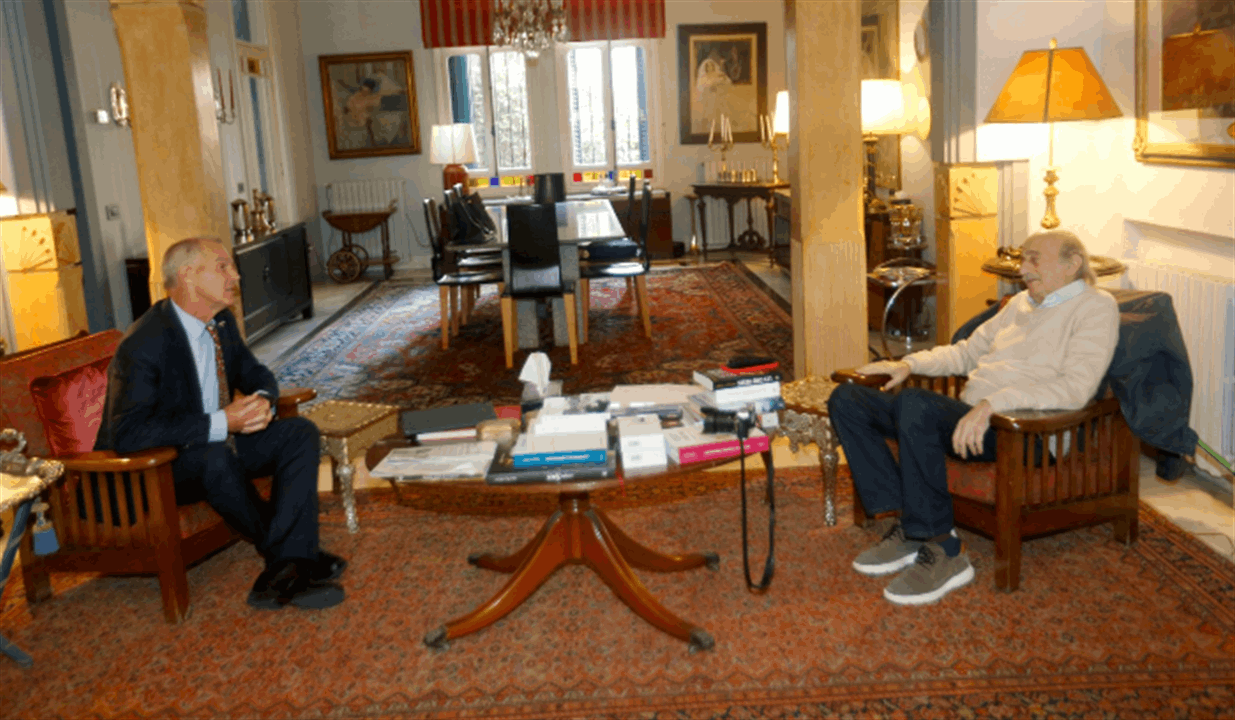 جنبلاط عرض التطورات مع سفير اوستراليا وأبرق إلى بارزاني