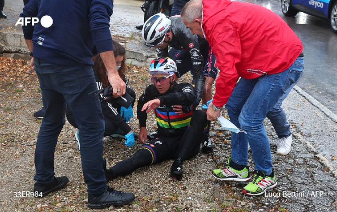 فيديو - شاهدوا كيف سقط البطل العالمي وتسبب بحادث